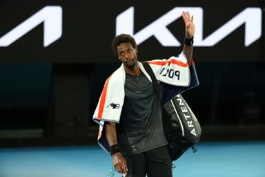 Le joueur de tennis Gaël Monfils battu par Berrettini salue le cour