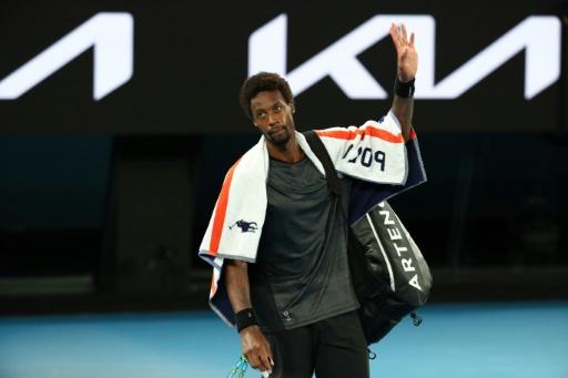 Le joueur de tennis Gaël Monfils battu par Berrettini salue le cour