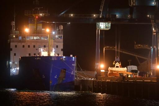 Un quai de Port en Europe avec un chargement en pleine nuit d'un cargo