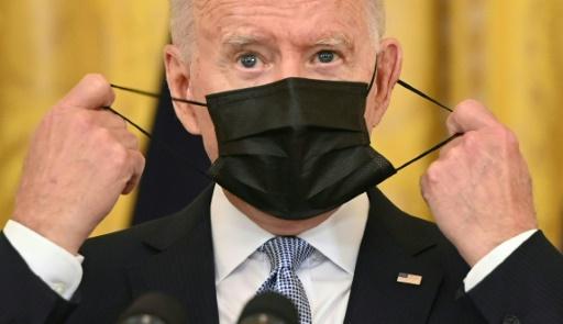 Joe Biden met un masque