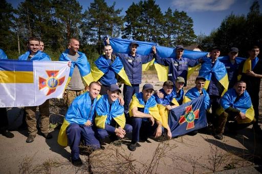 Des Ukrainiens brandissant leur drapeau