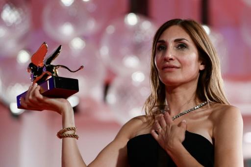 Audrey Diwan remportant son Lion d'or à la Mostra de Venise