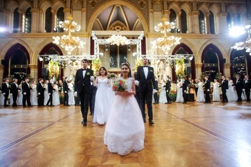 petite fille habillée pour les bals à Vienne