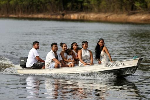 Des indigènes en Amazonie qui votent Lula