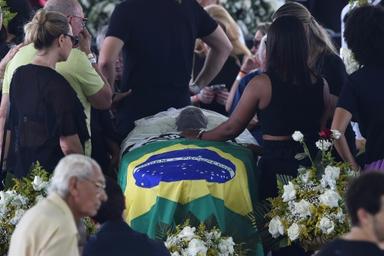 des milliers de Brésiliens expriment leur "gratitude" à Pelé