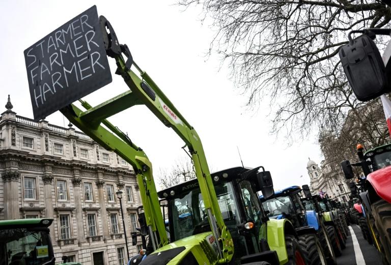 Royaume-Uni: des dizaines de tracteurs devant Westminster contre une taxe sur la succession