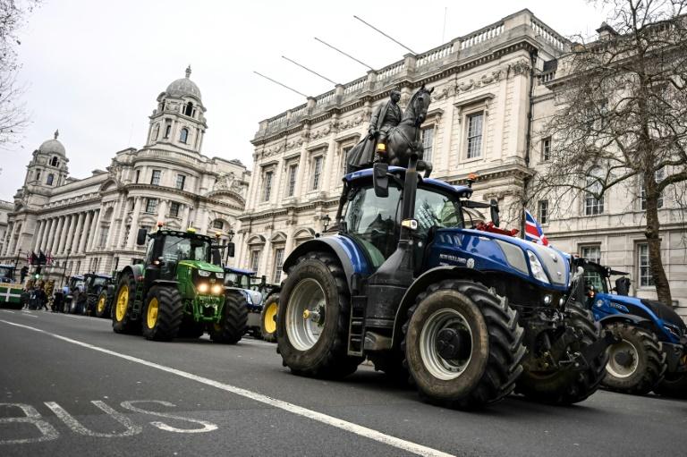Royaume-Uni: des dizaines de tracteurs devant Westminster contre une taxe sur la succession
