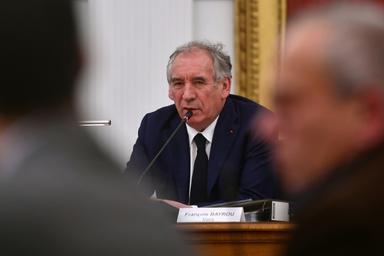 Bayrou sous le feu des critiques pour avoir choisi Pau plutôt que Mayotte