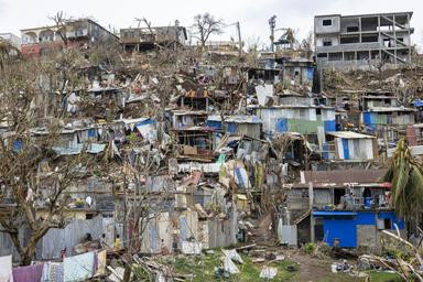 Mayotte: dix jours après le cyclone, journée de "deuil national" en France