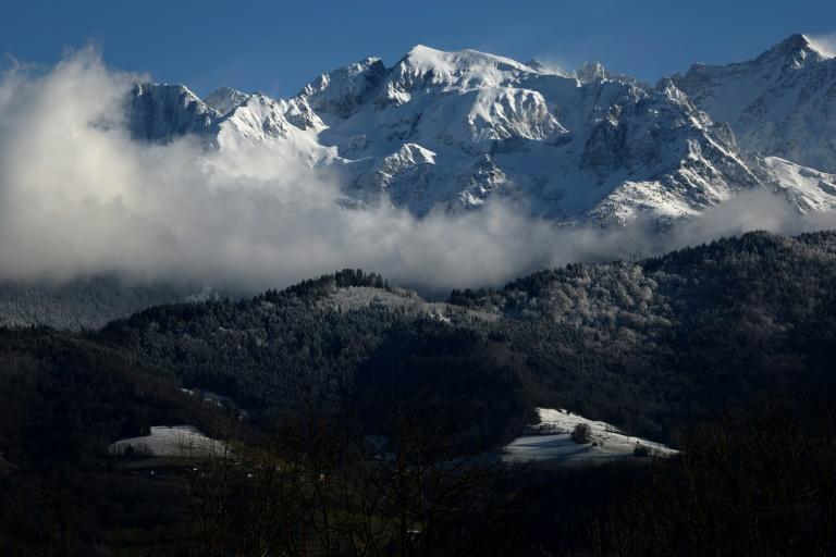 Neige abondante dans les Alpes: danger sur les routes, "cadeau de Noël" en stations