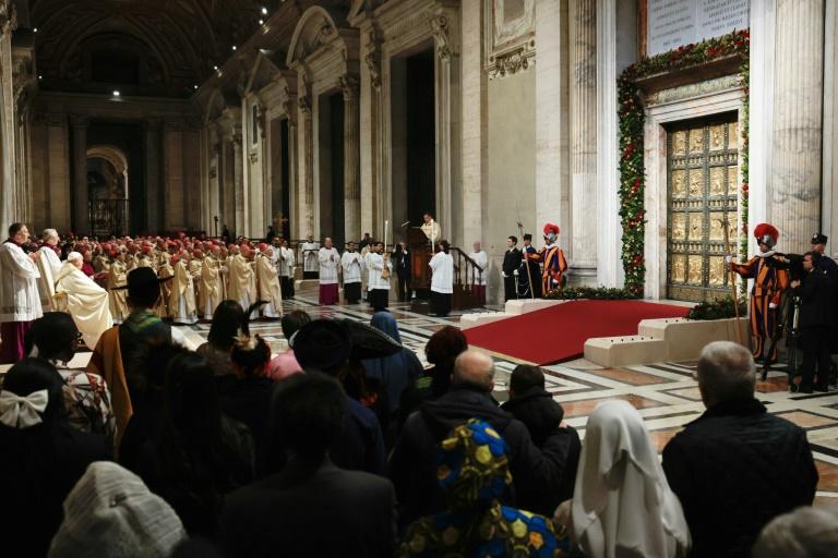 Le pape célèbre Noël et lance le Jubilé 2025, "Année sainte" à Rome