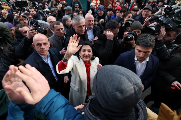 Géorgie: un nouveau président investi, la sortante se dit toujours "légitime"