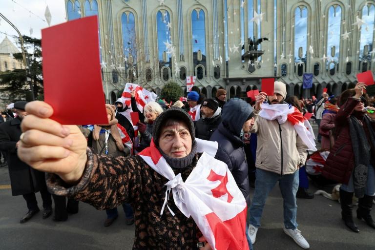 Géorgie: un nouveau président investi, la sortante se dit toujours "légitime"