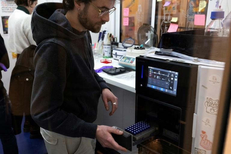 Dans un labo à Paris, les drogues des consommateurs sous le microscope