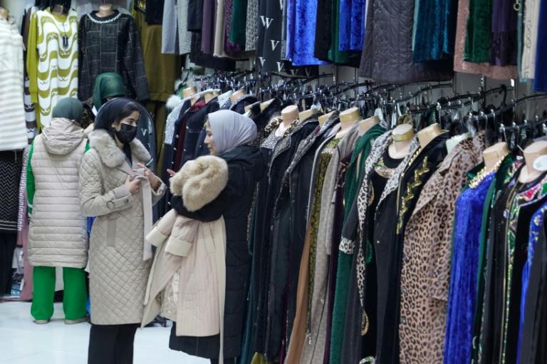 Au Tadjikistan, ni hijabs ni minijupes pour les femmes