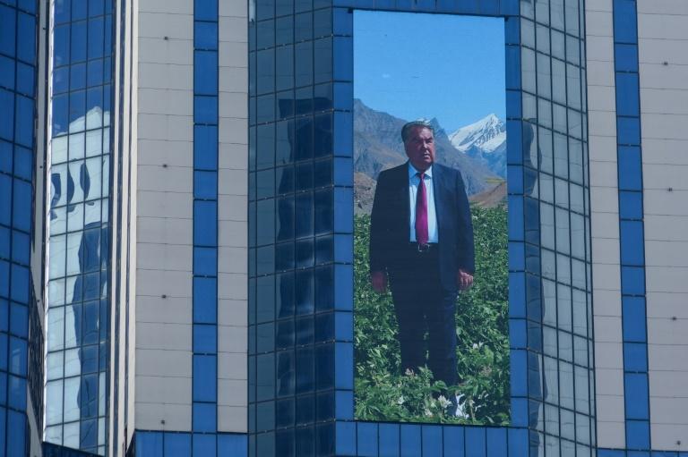 Au Tadjikistan, ni hijabs ni minijupes pour les femmes