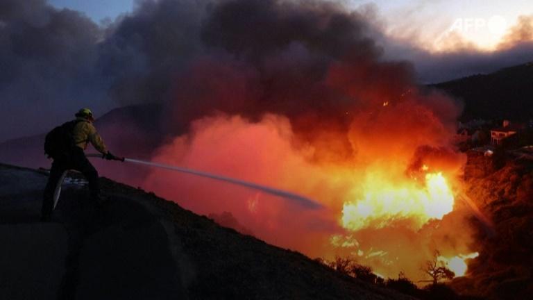 Dévastée par les incendies, Los Angeles bénéficie d'une accalmie des vents