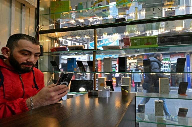 A Damas, les vendeurs de téléphones soulagés après des années de "terreur" sous Assad