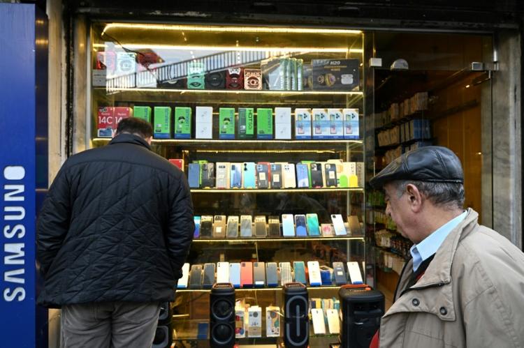 A Damas, les vendeurs de téléphones soulagés après des années de "terreur" sous Assad