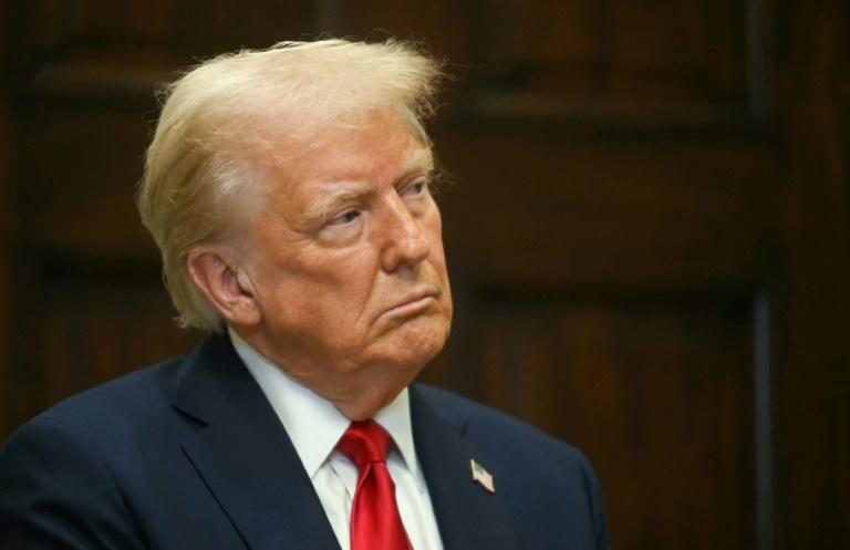 Donald Trump entre virtuellement en scène à Davos