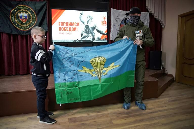 Bottes, bérets et drapeau: en Russie, le "patriotisme" dès le préau