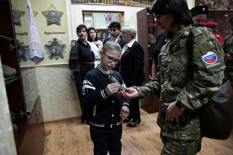 Bottes, bérets et drapeau: en Russie, le "patriotisme" dès le préau