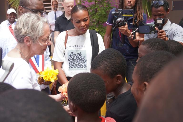 Mayotte: face à la détresse d'élèves, Borne promet de rétablir l'école "le plus vite possible"