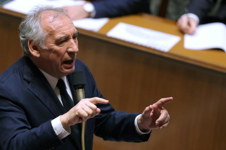 Budget: le PS se prononce contre la censure, Bayrou bien parti pour rester à Matignon