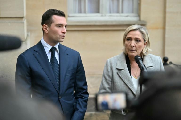 Budget: le PS se prononce contre la censure, Bayrou bien parti pour rester à Matignon