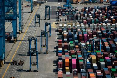 Le déficit commercial de la France s'est réduit en 2024 mais reste élevé