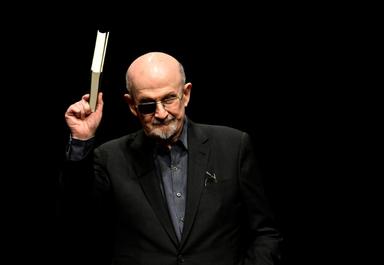 Le procès de l'assaillant de Salman Rushdie entre dans le vif du sujet