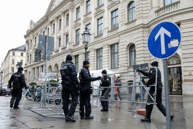 Zelensky en Allemagne pour parer au rapprochement entre Trump et Poutine