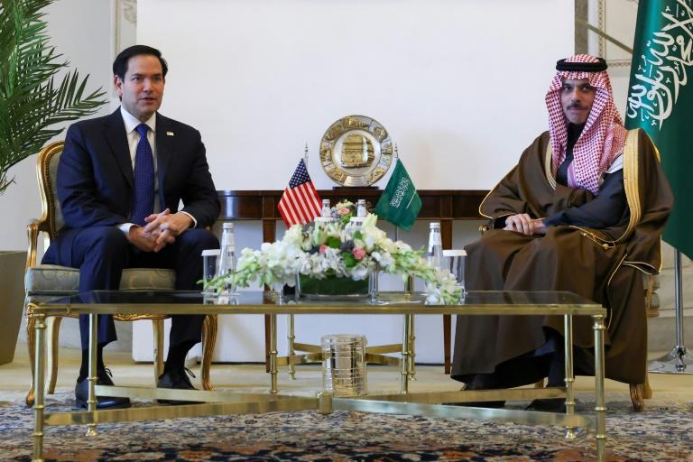 Russes et Américains mardi à Ryad pour de premières discussions destinées à "rétablir" leurs relations