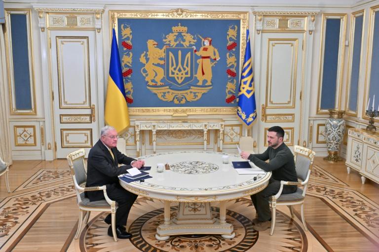Ukraine: Zelensky sous pression pour accepter la fin de la guerre voulue par Trump