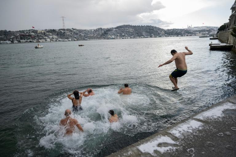 A Istanbul, les irréductibles du Bosphore sous la neige