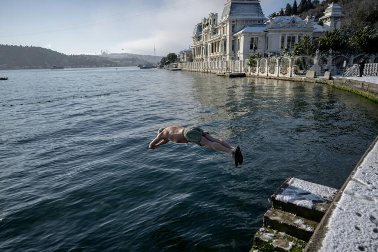 A Istanbul, les irréductibles du Bosphore sous la neige