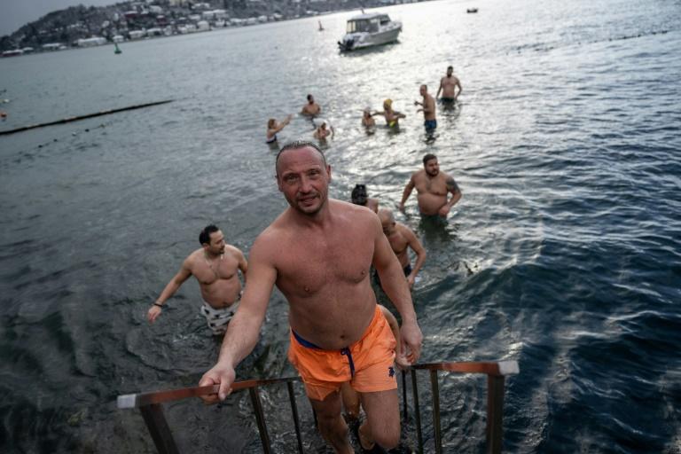 A Istanbul, les irréductibles du Bosphore sous la neige