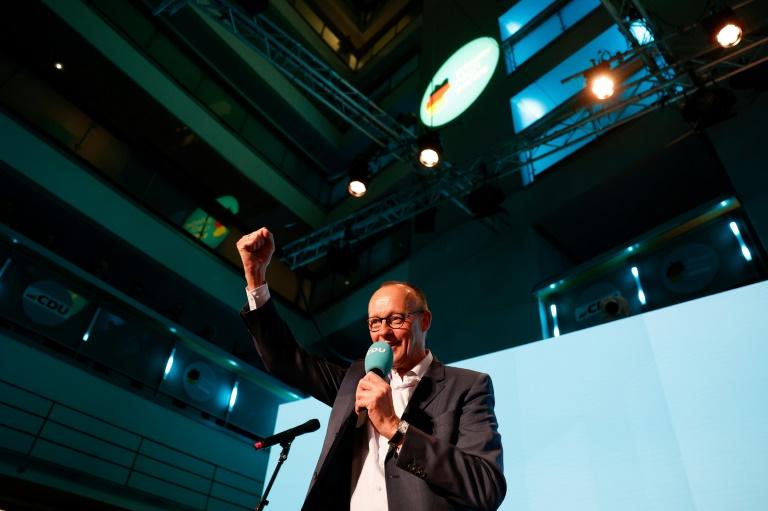 Allemagne: Friedrich Merz en quête d'alliés pour gouverner après une victoire étriquée