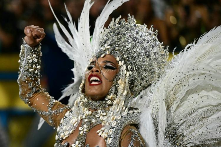 Un premier Oscar à Hollywood et le carnaval de Rio s'enflamme