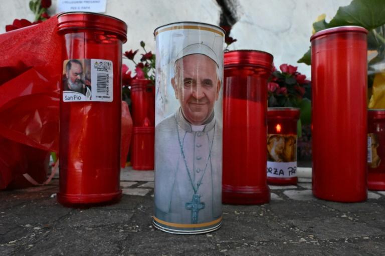 Le pape se repose après deux crises respiratoires aiguës