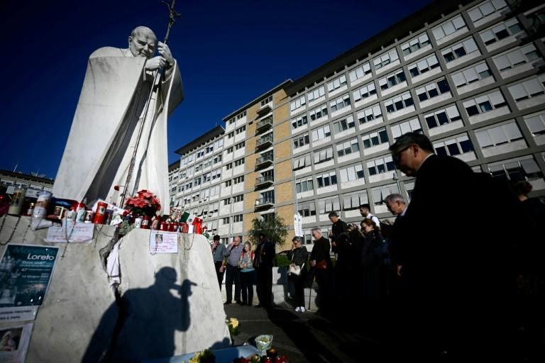 Le pape se repose après deux crises respiratoires aiguës