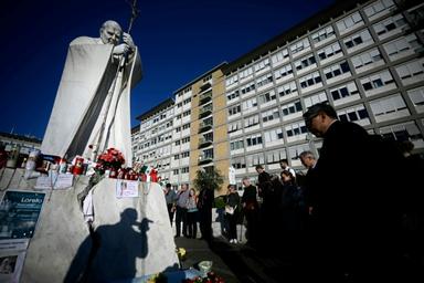 Le pape se repose après deux crises respiratoires aiguës
