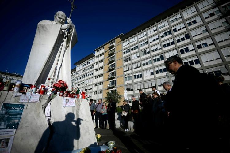 Le pape se repose après deux crises respiratoires aiguës