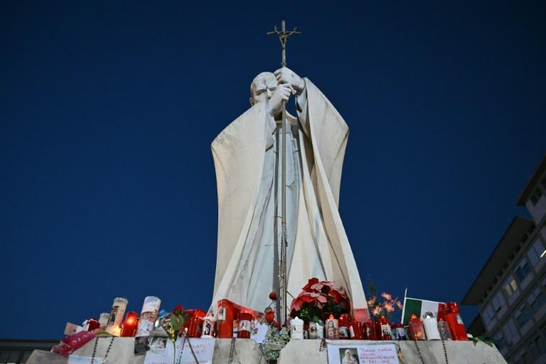 Début du Carême à Rome sans le pape, hospitalisé depuis 20 jours