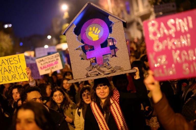 8-Mars: dans le monde, des femmes mobilisées contre les inégalités et la montée du "masculinisme"