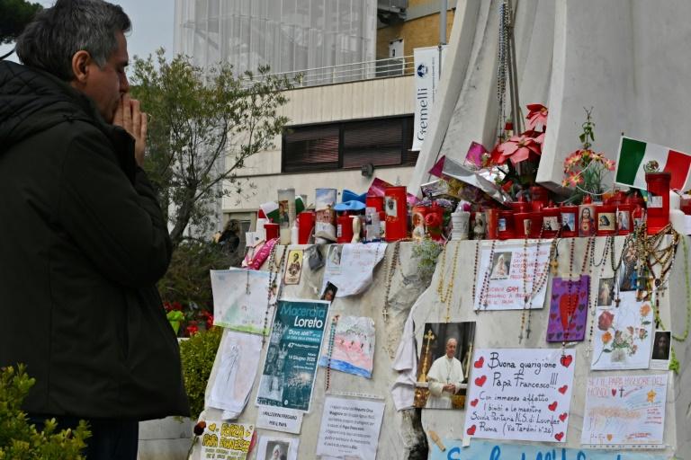 Le pape François répond bien aux soins et sa santé s'améliore "légèrement"