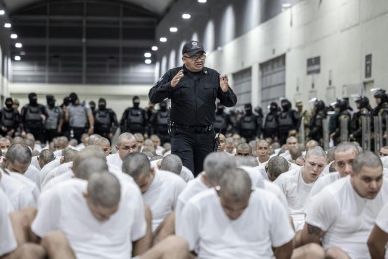 Arrivée au Salvador de 238 membres d'un gang vénézuelien expulsés des Etats-Unis, dit M. Bukele