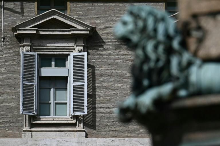 El Papa dice que está "debilitado" y "confrontado con una prueba" en un mensaje