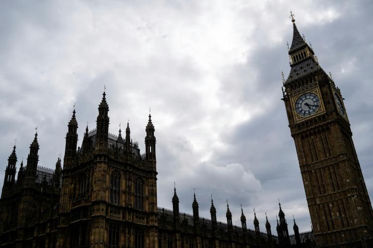 Royaume-Uni: coupes attendues dans les aides sociales, fronde chez les travaillistes