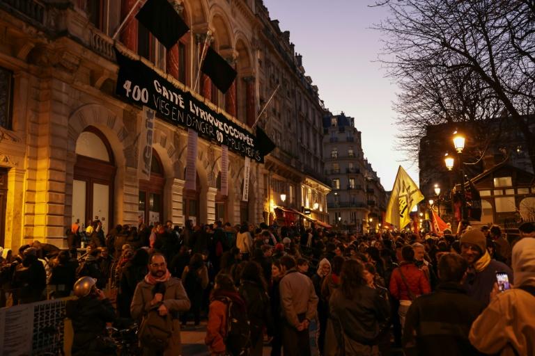Paris: évacuation houleuse de la Gaîté lyrique, occupée pendant trois mois par des migrants